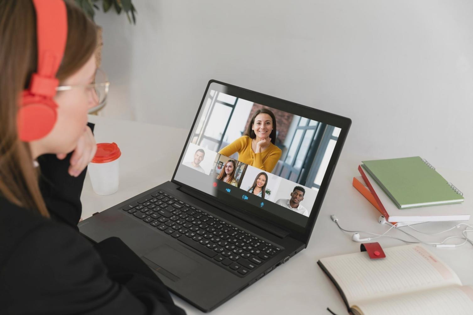 Arbeitsplatz mit Finanzunterlagen und persönlicher Planung