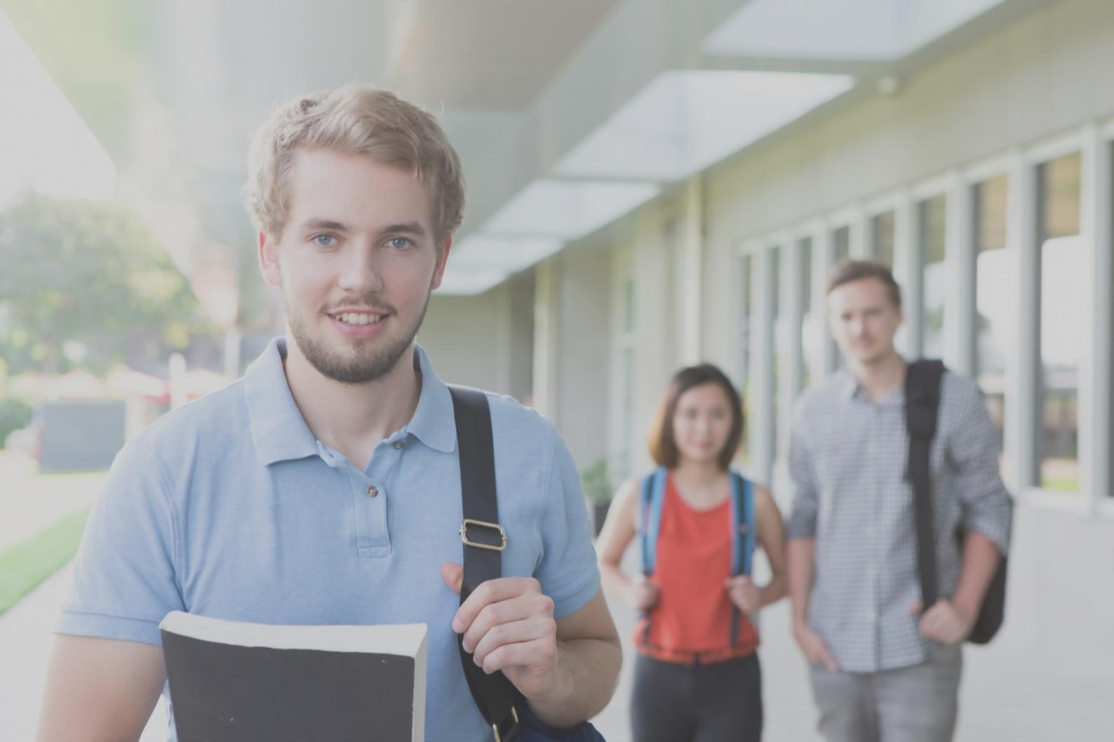 Teilnehmer arbeitet konzentriert an finanziellen Unterlagen während einer Lernsitzung