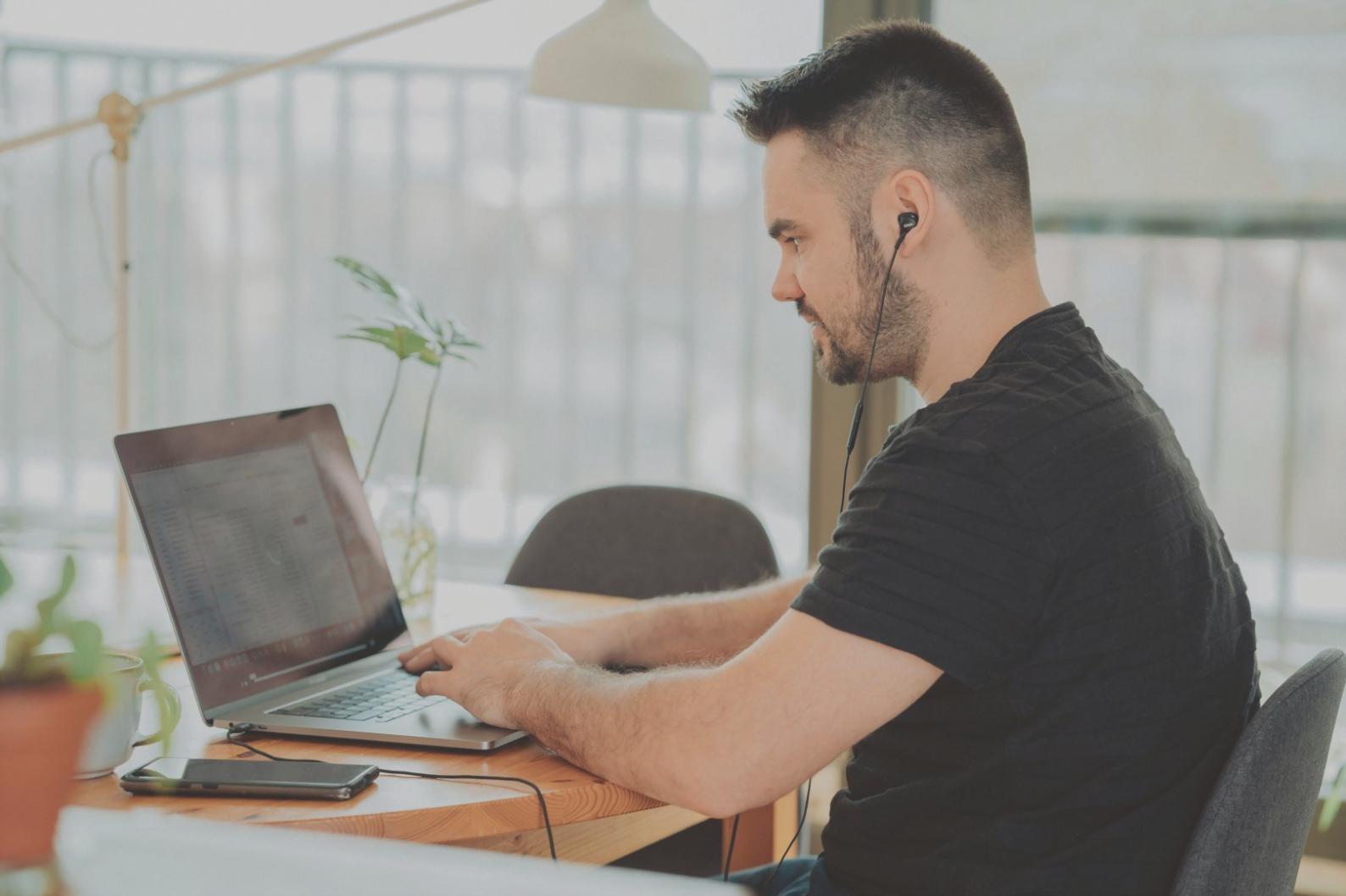 Gruppendiskussion während eines Finanz-Workshops