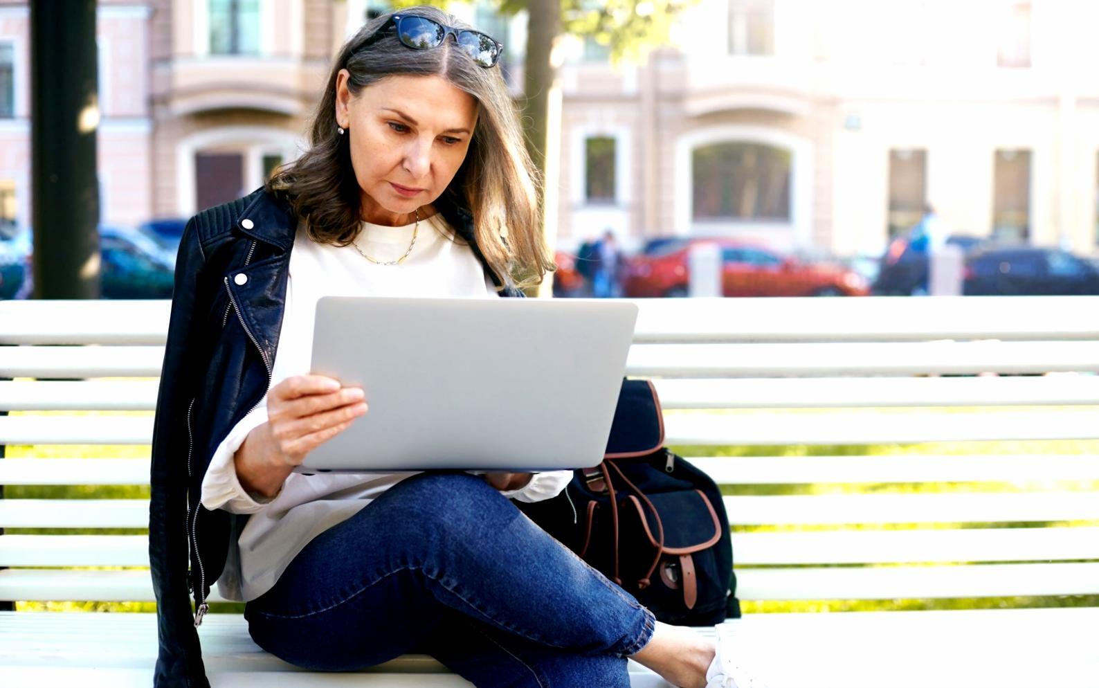 Teilnehmer bei interaktiver Diskussion über finanzielle Strategien